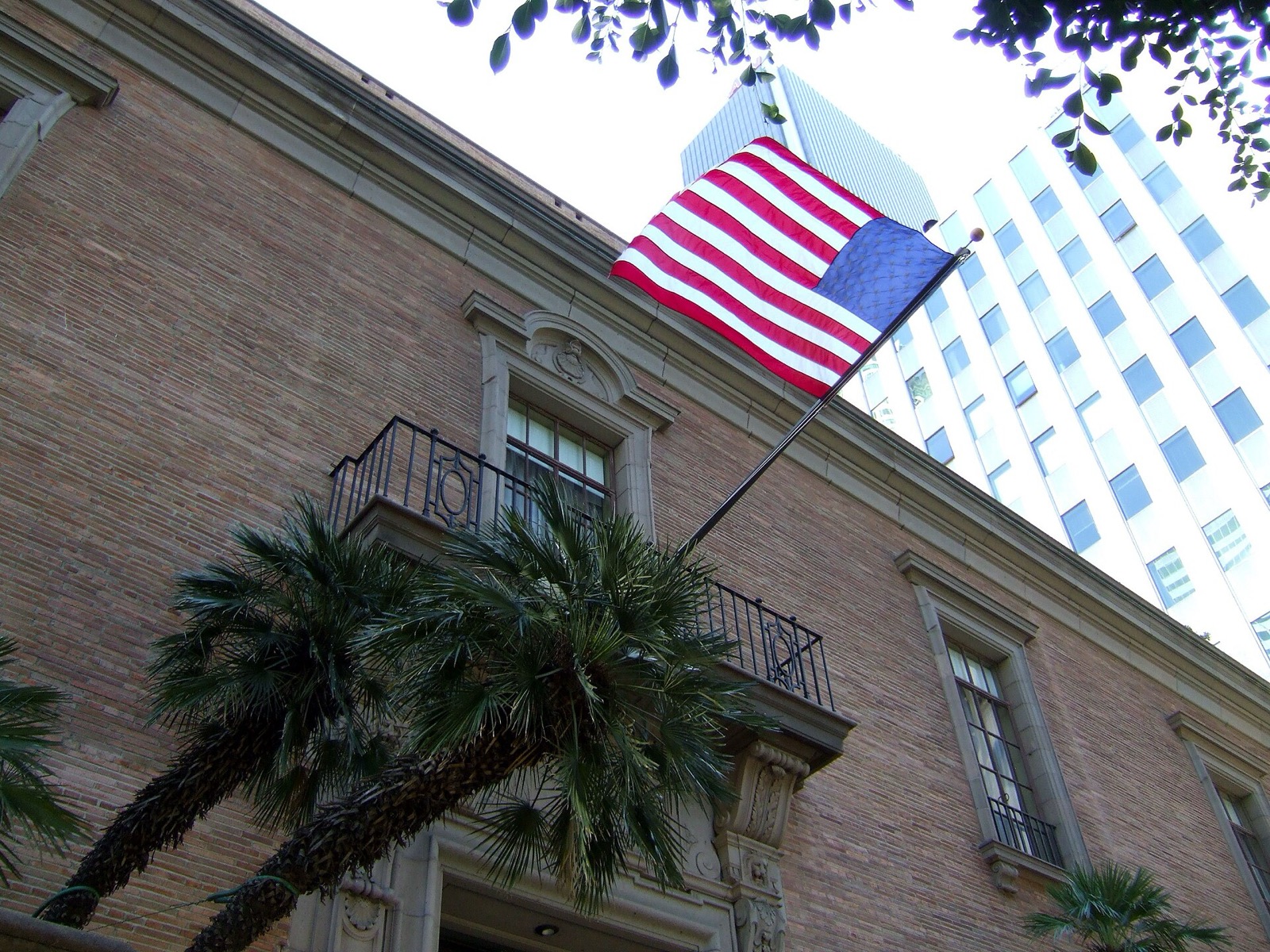 Jonathan Club — Jonathan Club building in Downtown Los Angeles with US flag