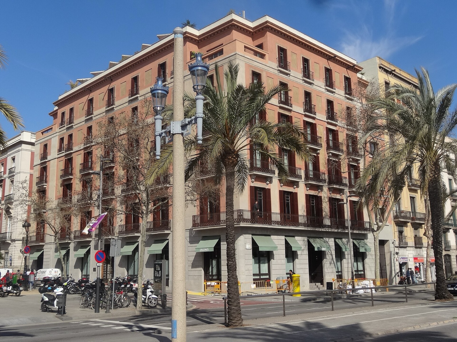 Soho House — 2017 Plaça del Duc de Medinaceli 4 - Passeig de Colom 20